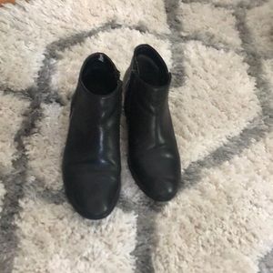 Low rise boots, size 6